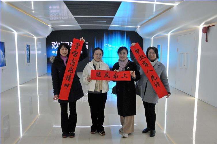 参观1.JPG 参观1.JPG